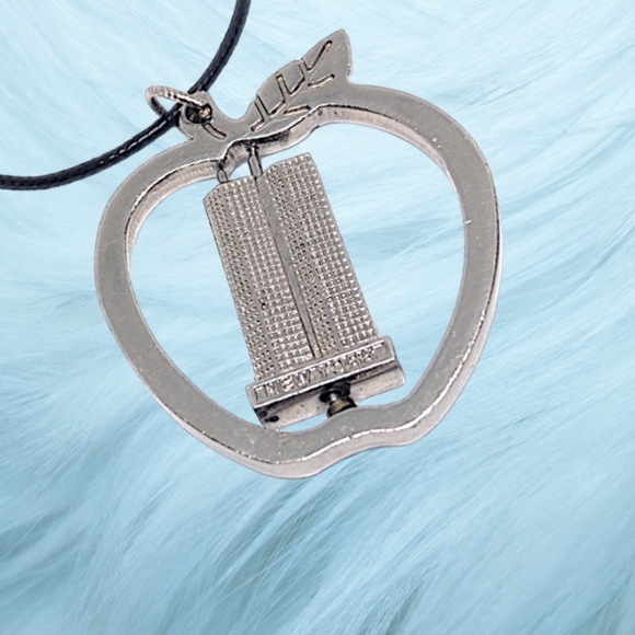 Jewelry - 🎄10/$20.  New York Pendant with Twin Towers and Black Cord Necklace